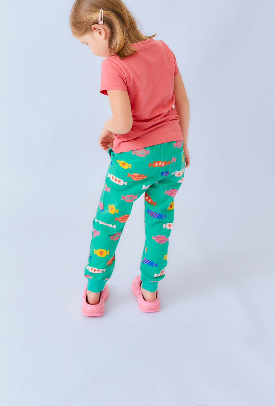 Dziewczęce spodnie dresowe z nadrukiem – regular fit