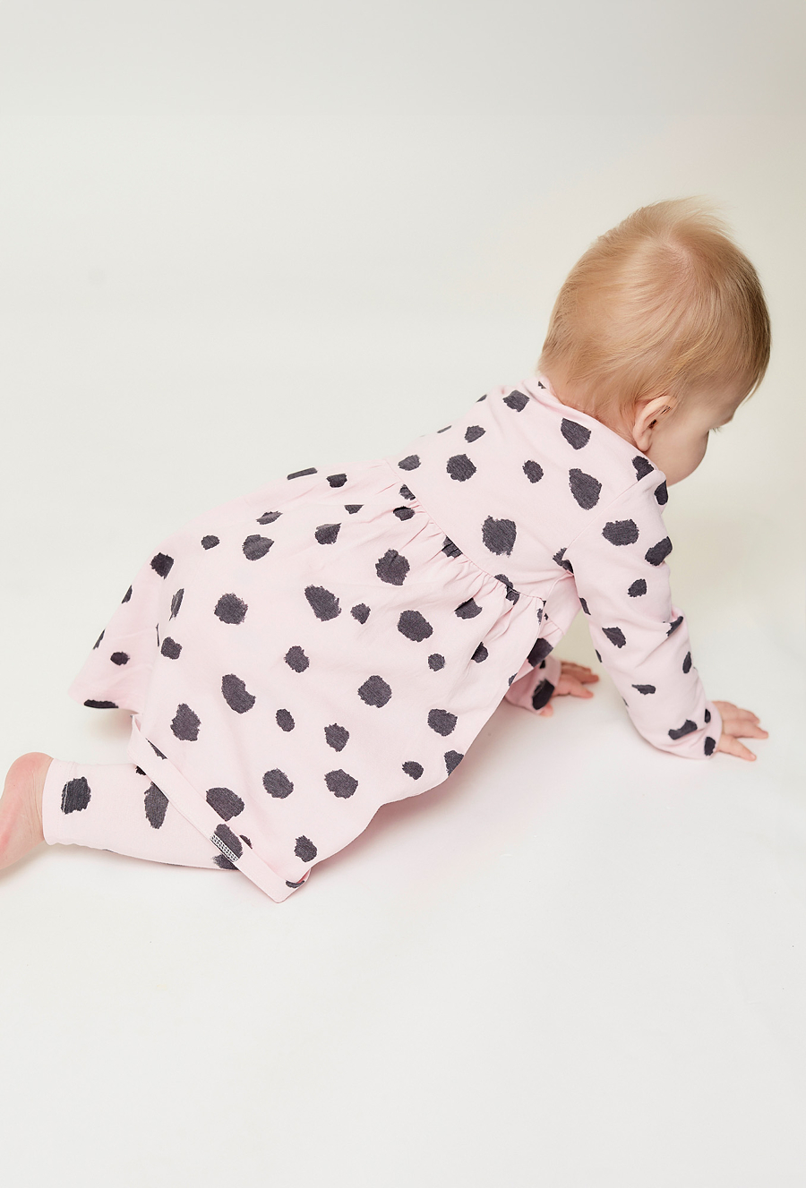 Różówa sukienka z długim rękawem w opki