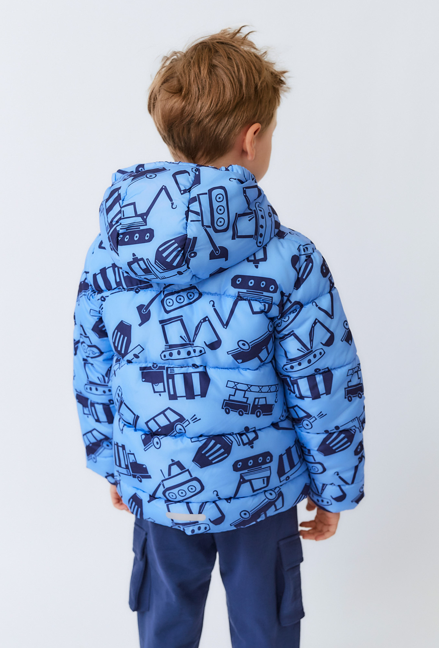Niebieska kurtka zimowa chłopięca z nadrukiem pojazdów