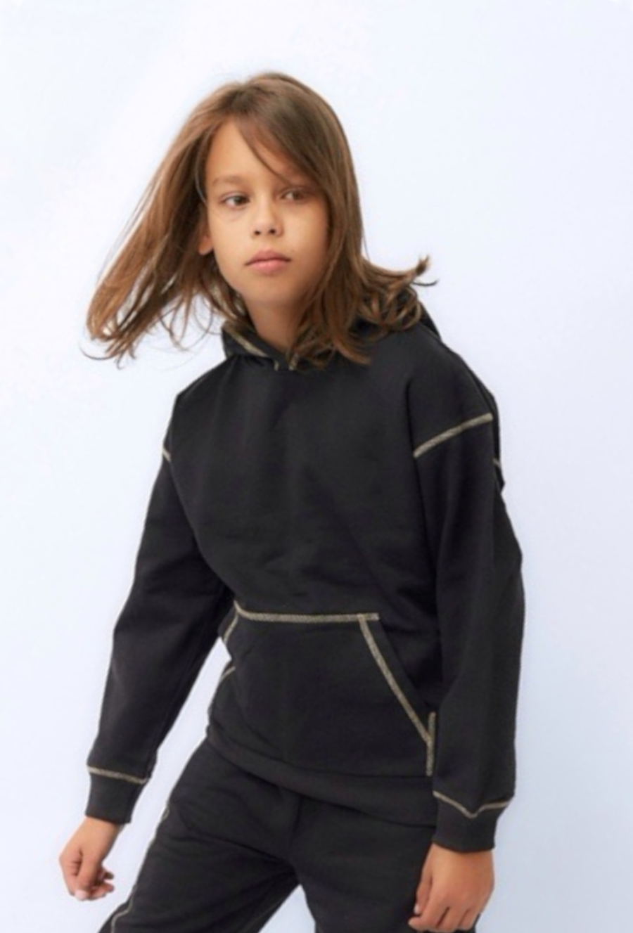 Bluza chłopięca czarna z kapturem i ozdobnymi przeszyciami
