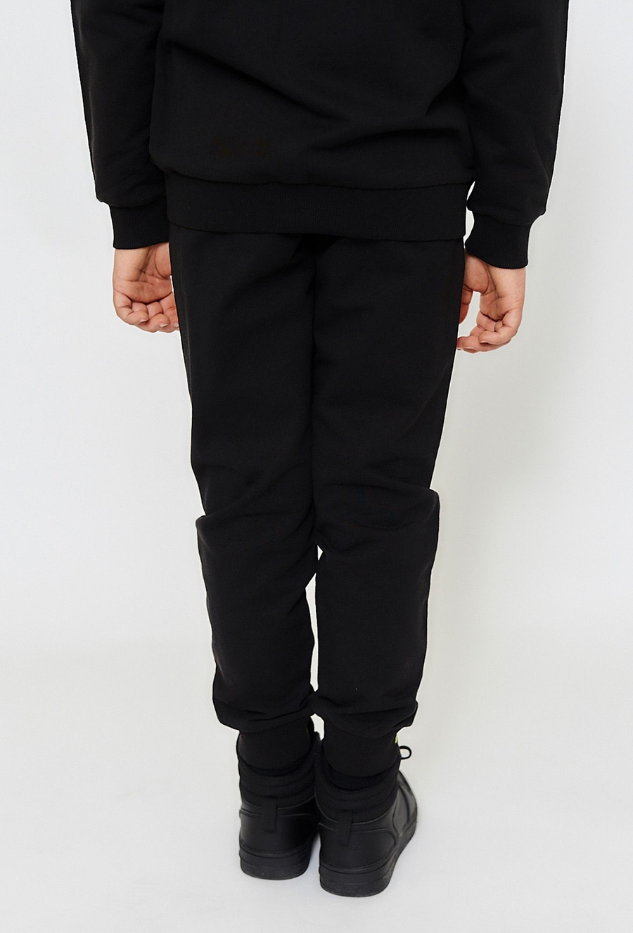 Czarne spodnie dresowe - kontrastowe ściągacze