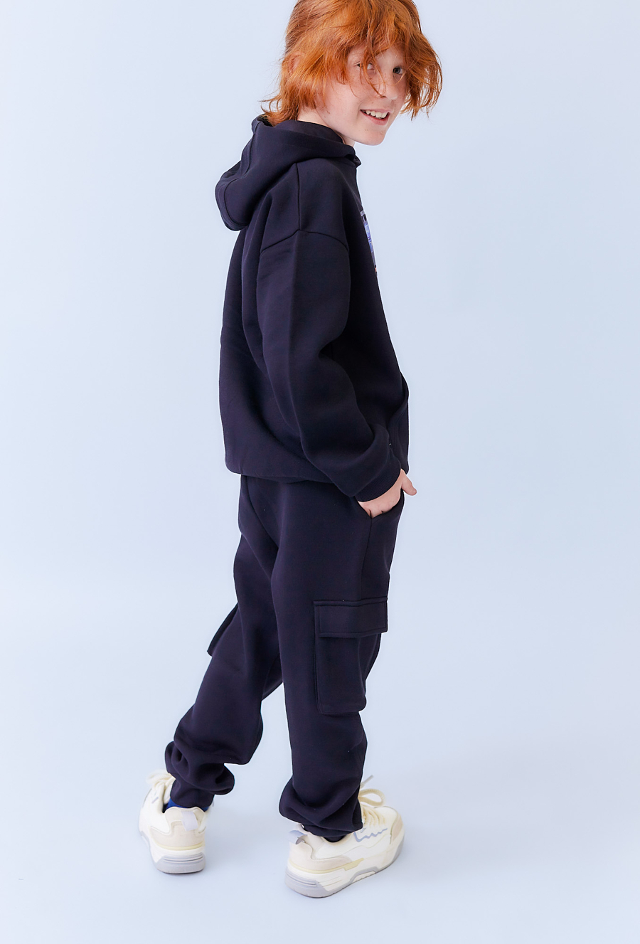 Czarne spodnie dresowe chłopięce cargo. cieplejszy model