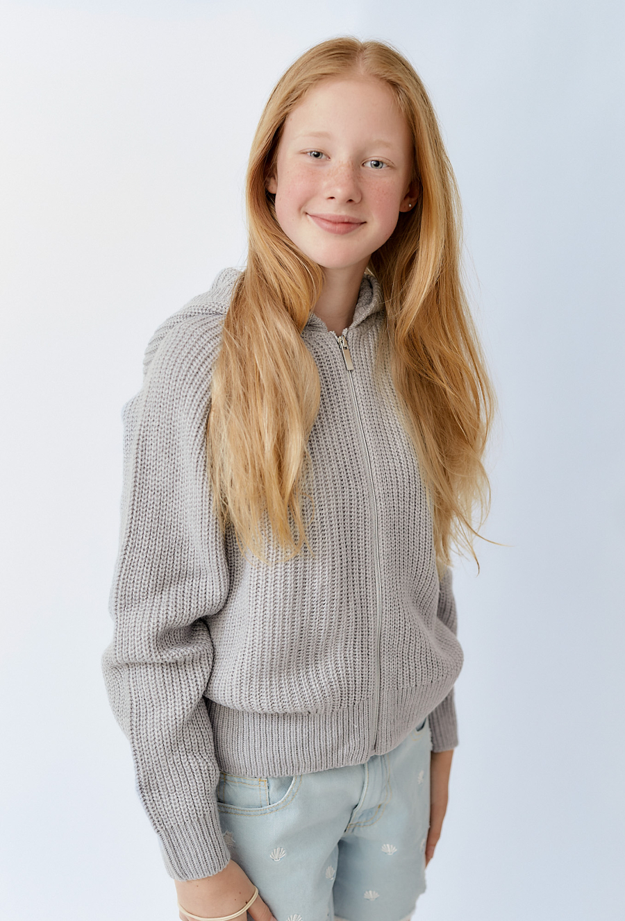 Szary sweter rozpinany z kapturem