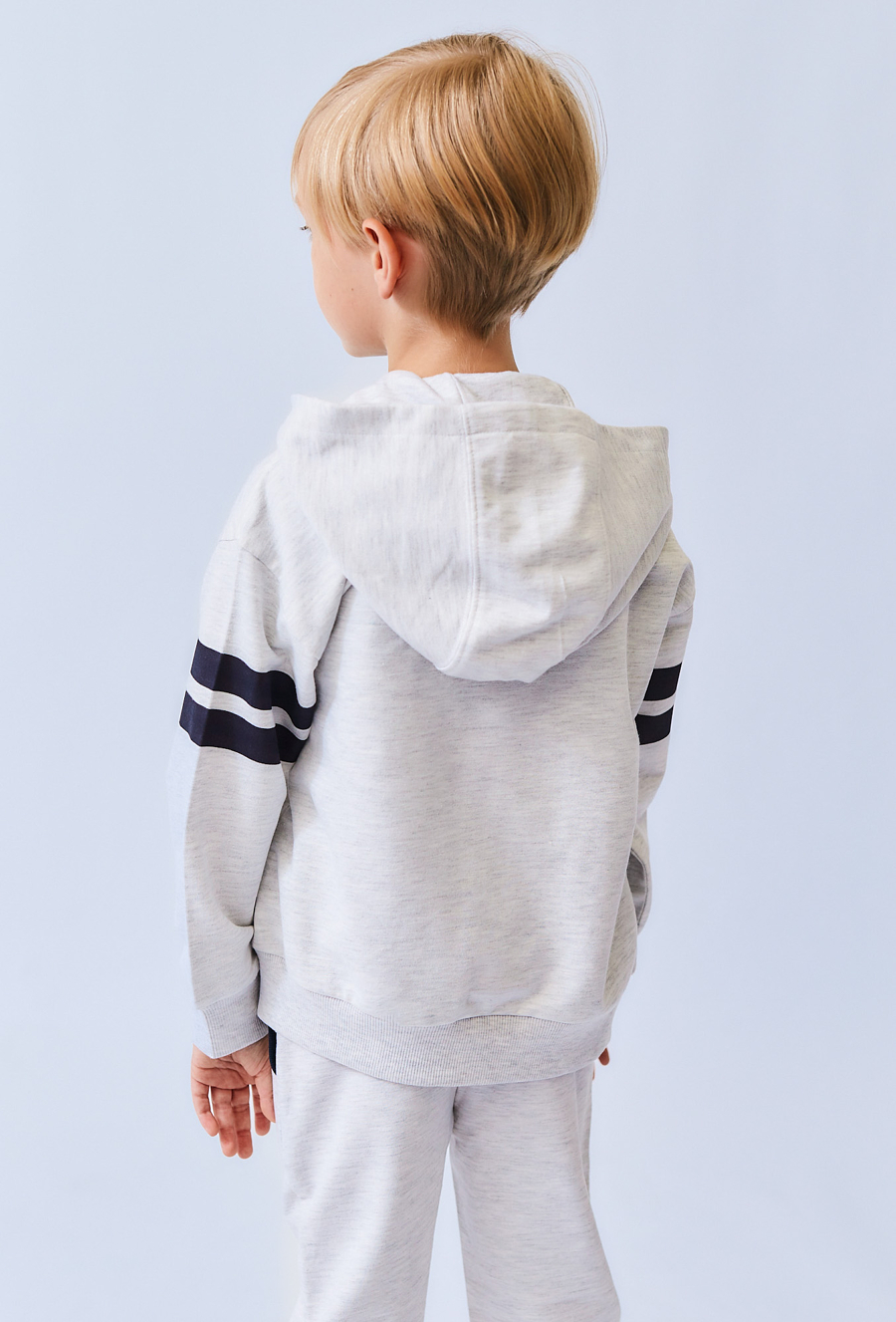 Szara bluza chłopięca z kapturem – rozpinana z nadrukiem.
