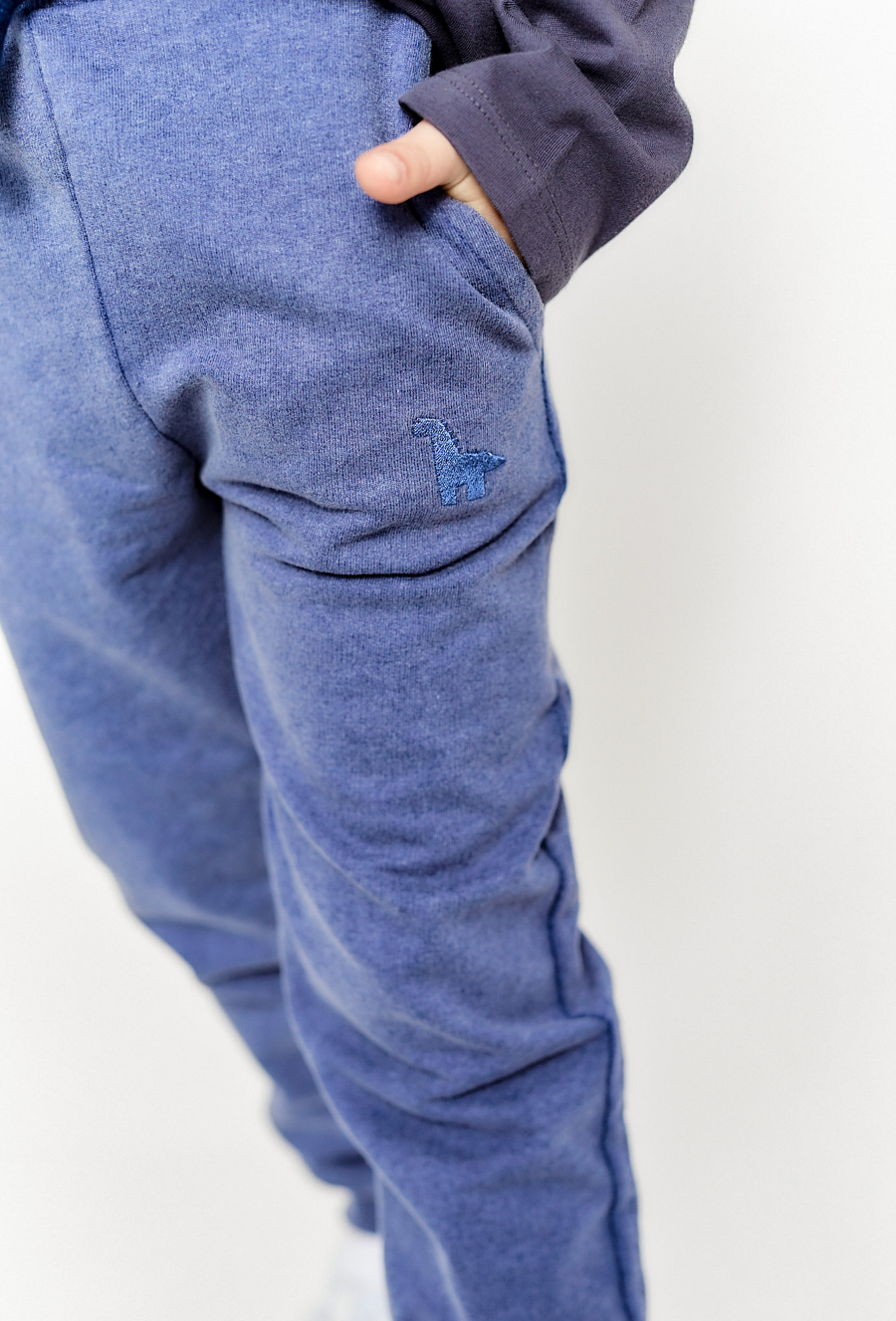 Chłopięce spodnie dresowe - niebieskie z dinozaurem