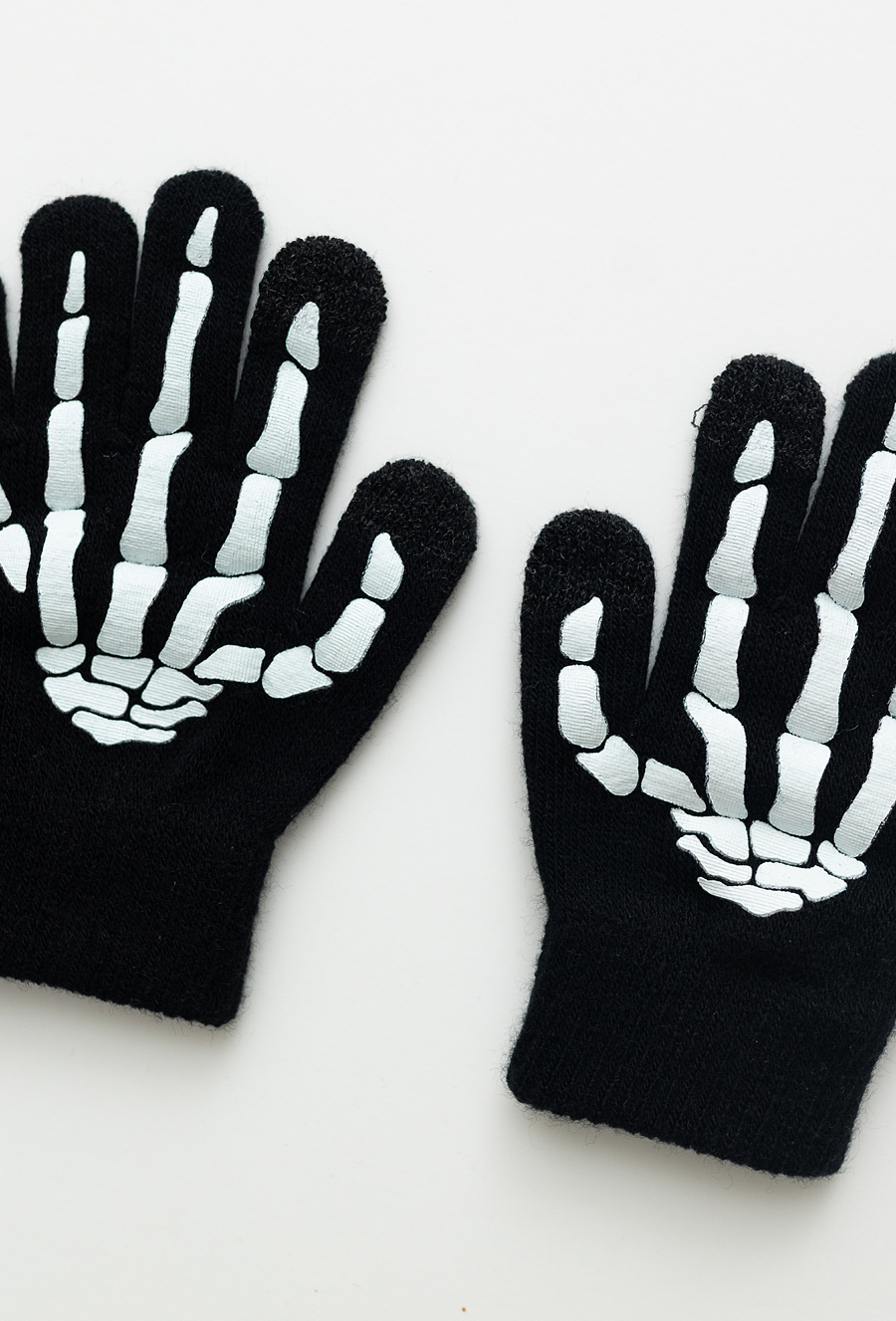 Czarne rękawiczki z nadrukiem.