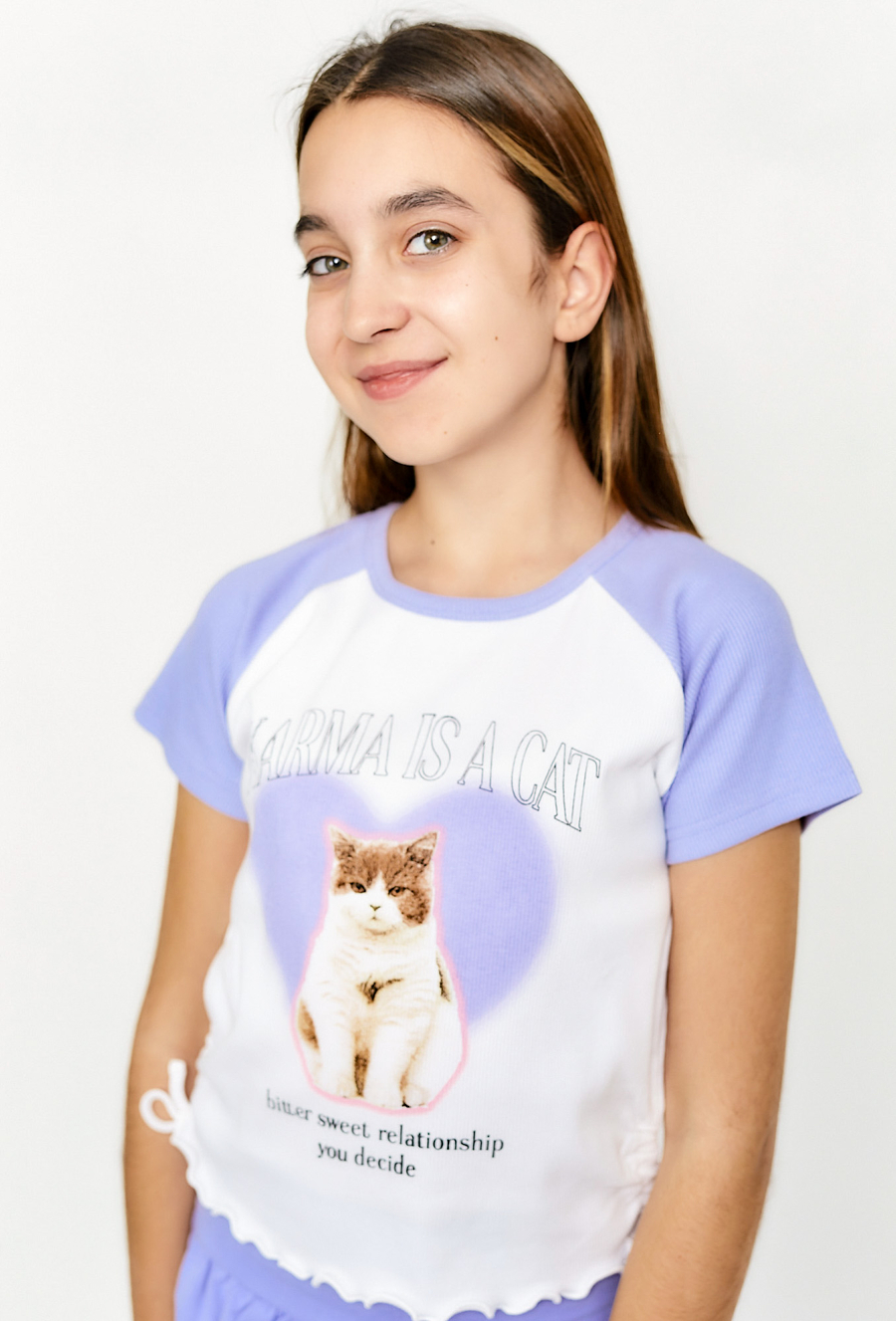 Dwukolorowa koszulka z nadrukiem kotka