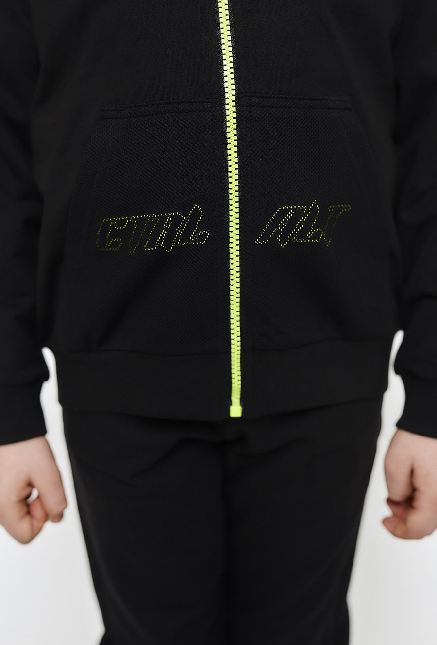 Czarna bluza rozpinana z kapturem