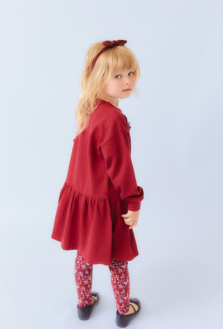 Czerwona sukienka dziewczęca z aplikacją pieska