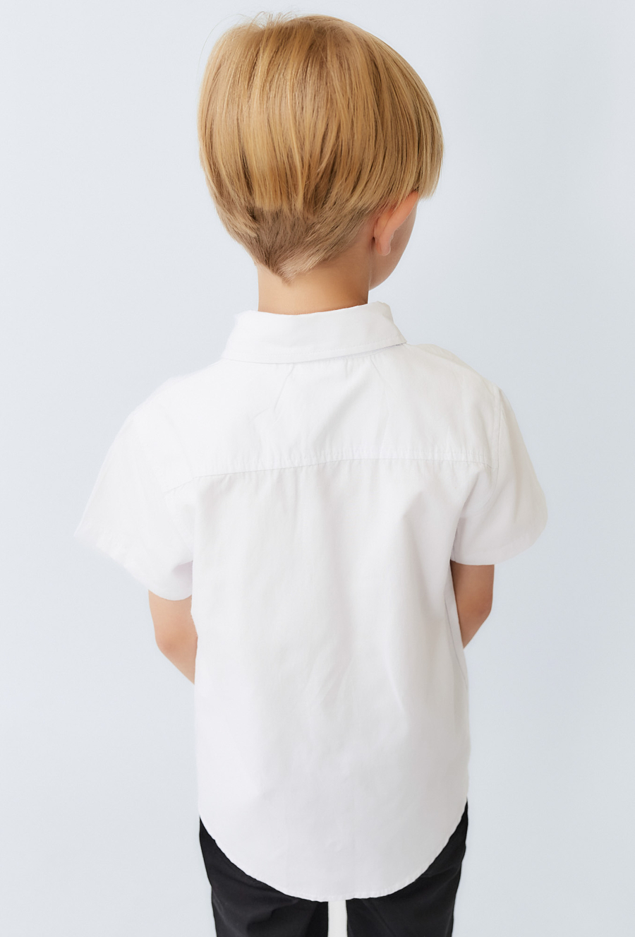 Biała koszula chłopięca z ótkim rękawem i haftem