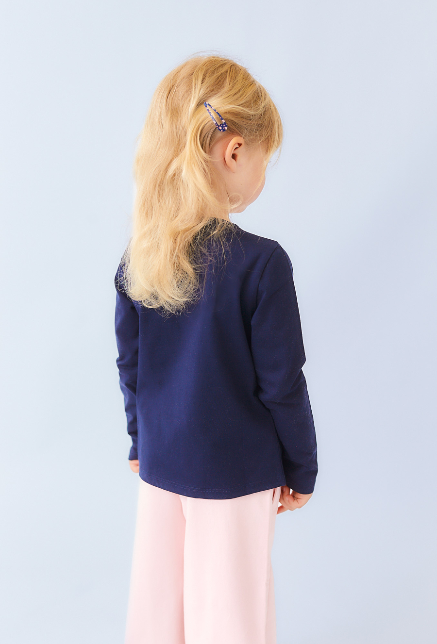 Granatowa bluzka dziewczęca z nadrukiem pieska i napisem.