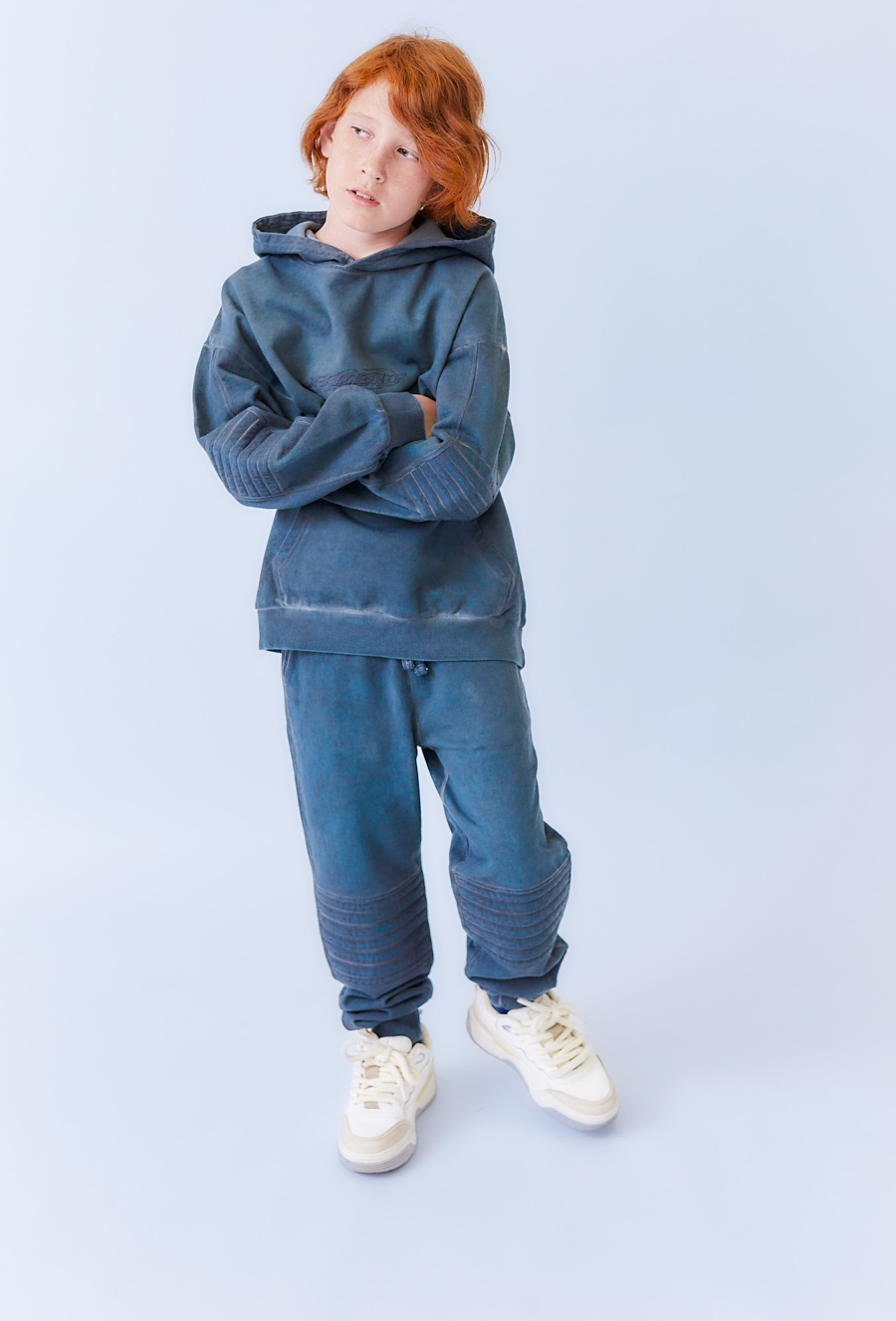 Szara bluza chłopięca z kapturem i efektem sprania