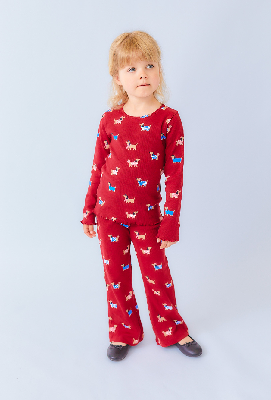 Czerwone spodnie dzianinowe w pieski – prążkowana dzianina.