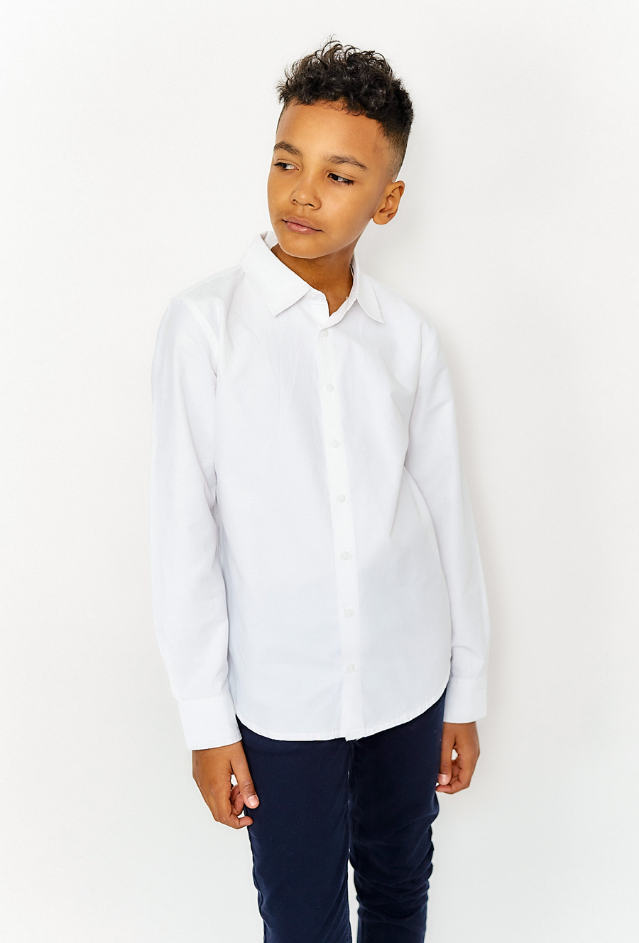 Klasyczna biała koszula chłopięca z długim rękawem