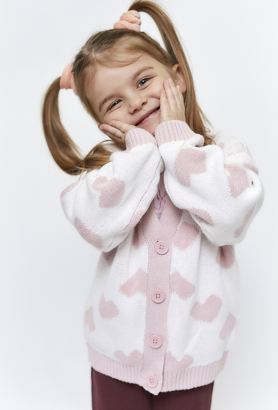 Sweter dziewczęcy rozpinany - ecru w różowe serduszka
