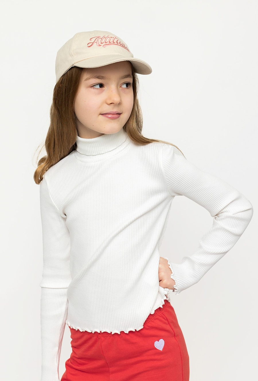 Beżowa czapka z daszkiem - haftowany napis