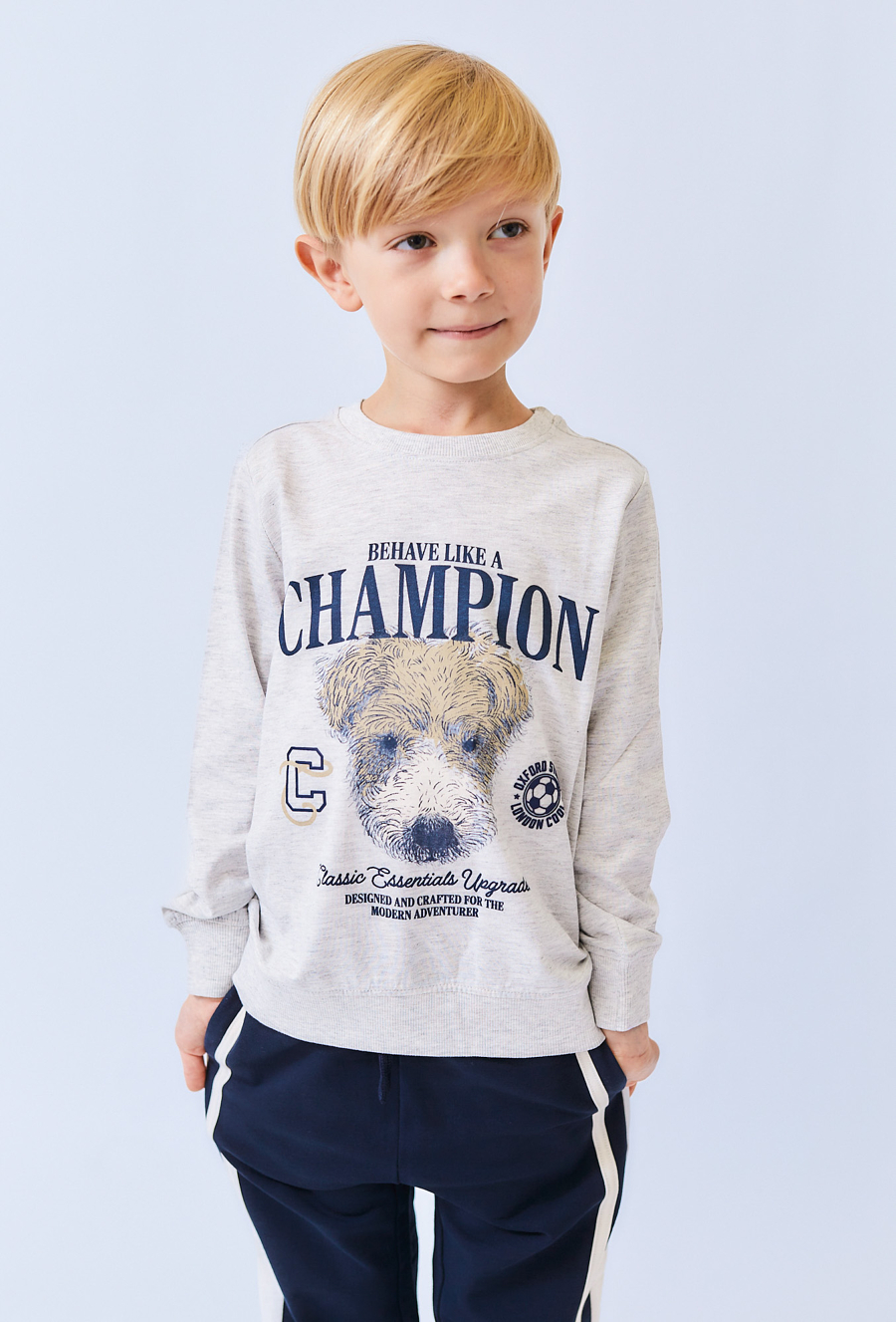 Szara bluzka chłopięca z nadrukiem CHAMPION i psem.