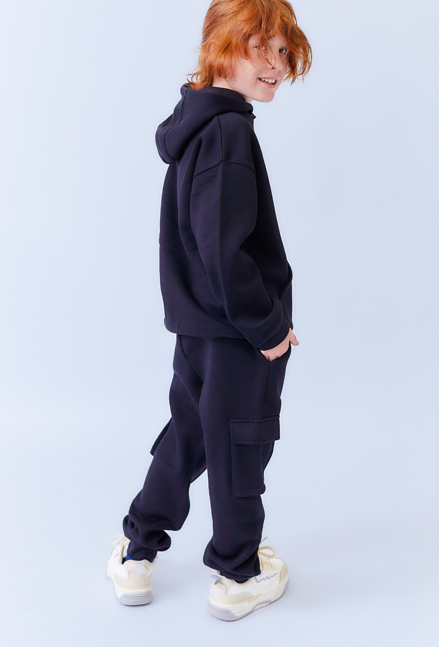 Czarne spodnie dresowe chłopięce cargo. cieplejszy model