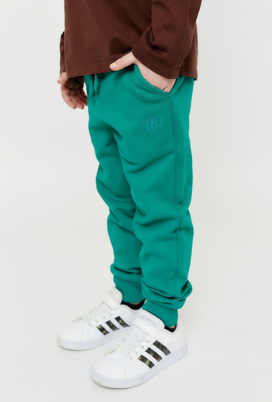 Zielone spodnie dresowe dla małego chłopca