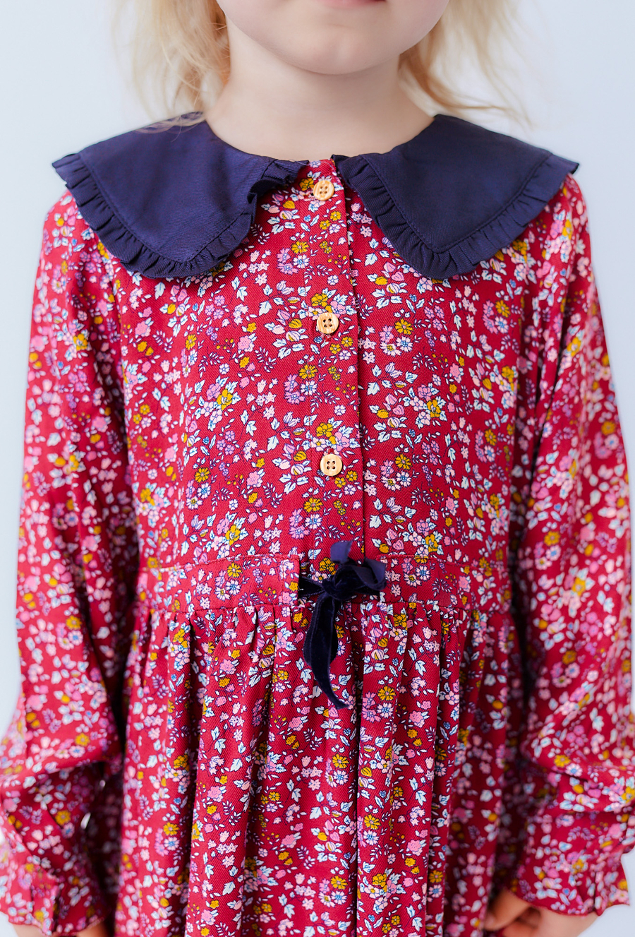 Czerwona sukienka w kwiaty z granatowym kołnierzykiem