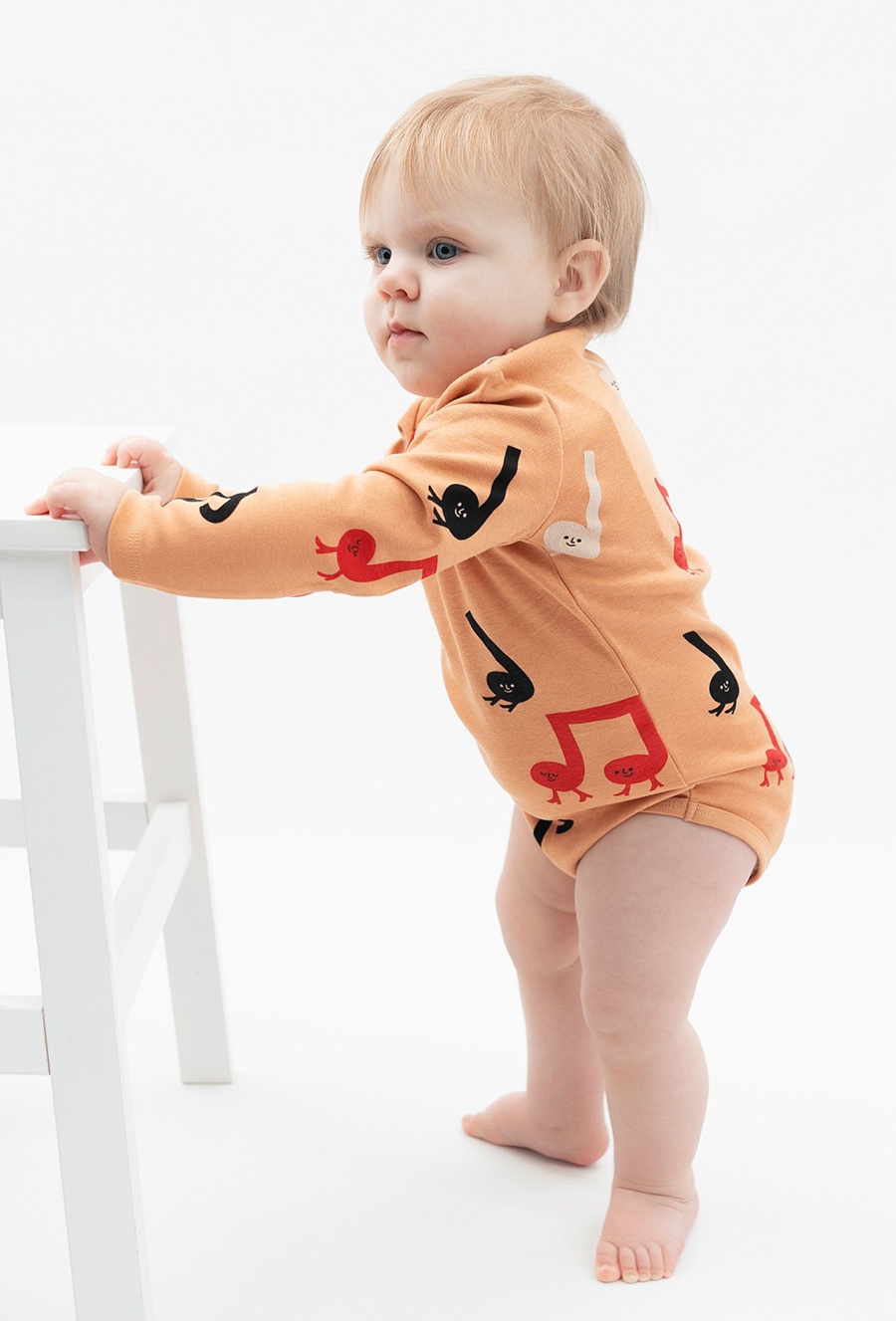 Body z długim rękawem - kolorowe nutki