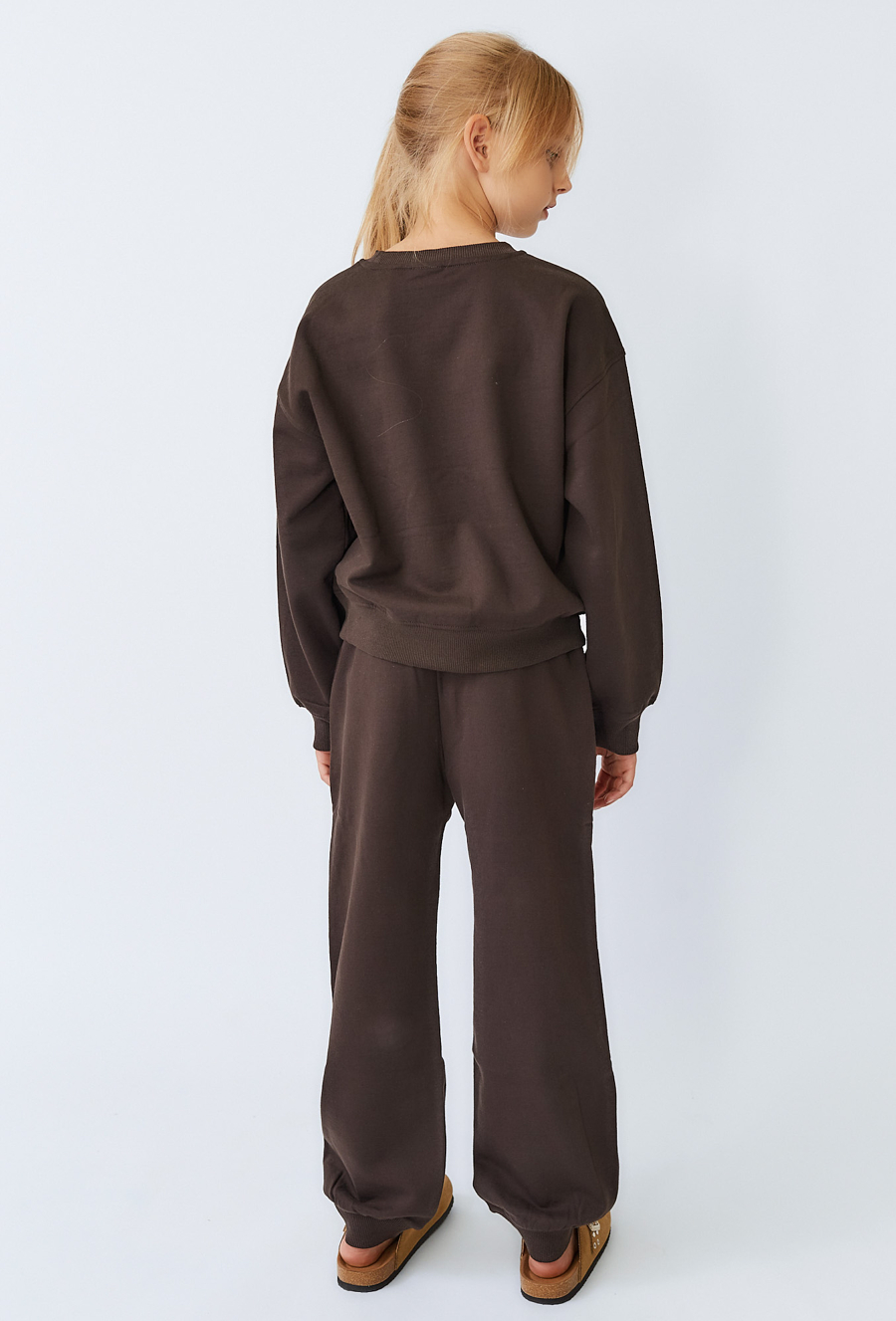 Brązowe spodnie dresowe dziewczęce baggy z wypukłym nadrukiem.