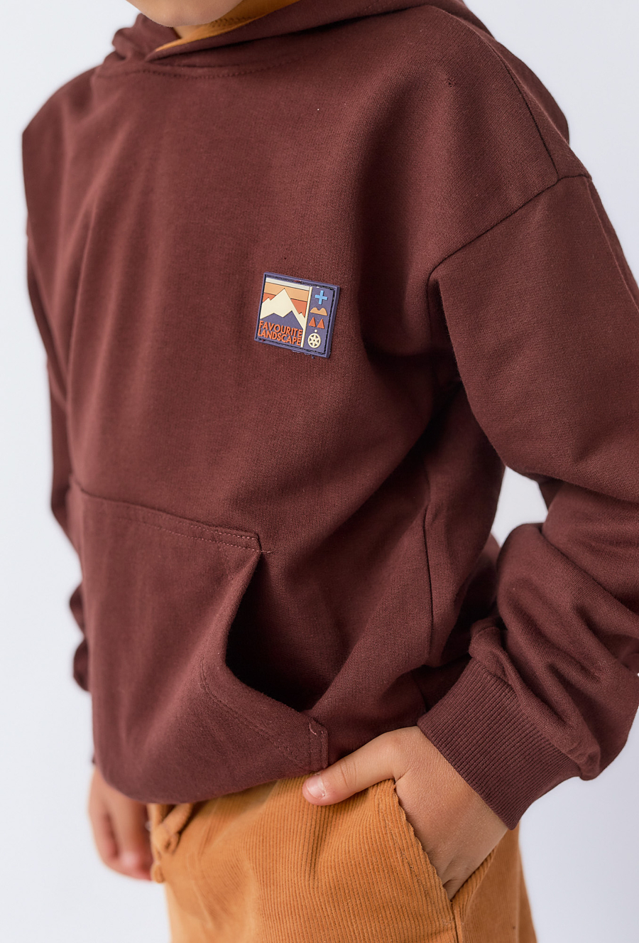 Bordowa bluza chłopięca z kapturem i kieszenią