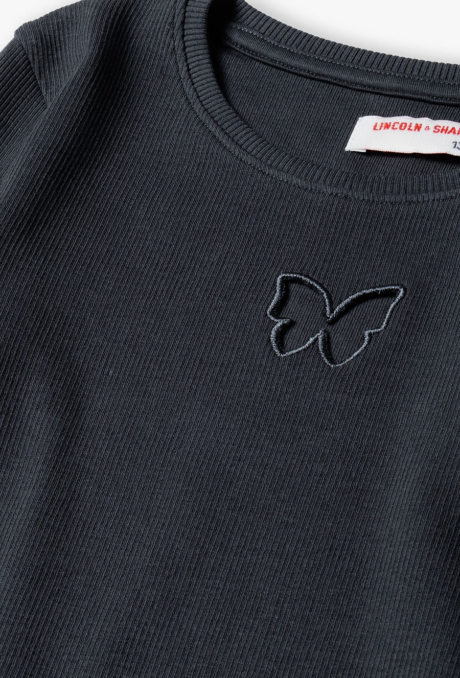 Czarna prążkowana bluzka dziewczęca z motylkiem