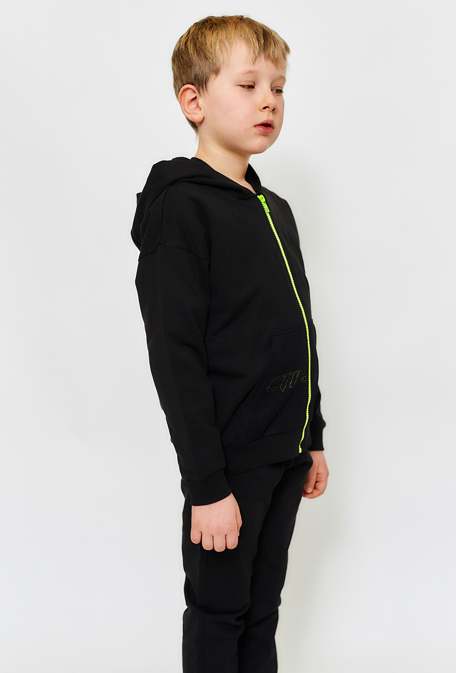 Czarna bluza rozpinana z kapturem