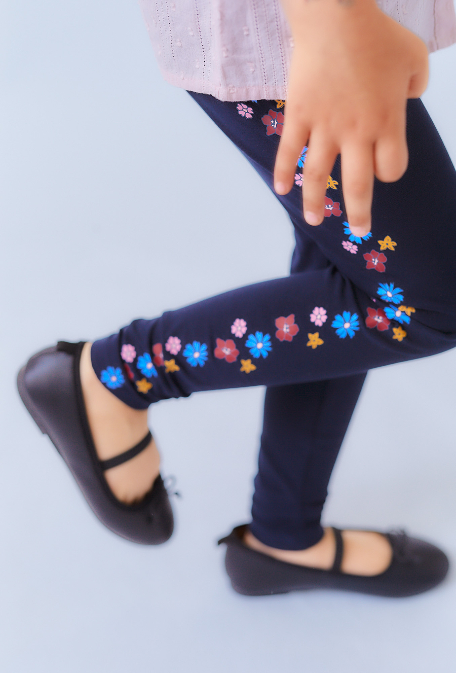 Granatowe legginsy z kwiatowym nadrukiem po bokach