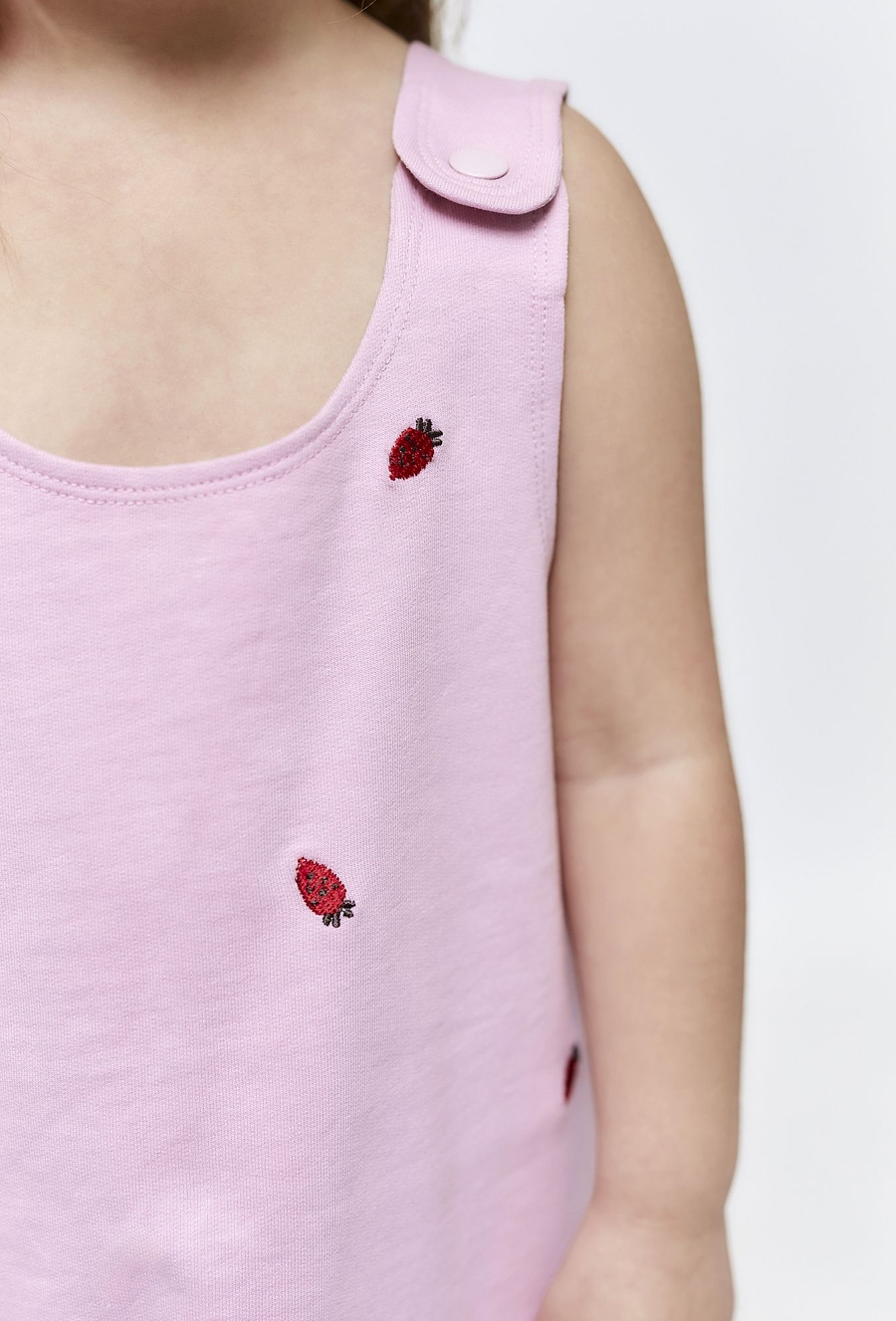 Różowa dzianinowa sukienka dziewczęca w poziomki