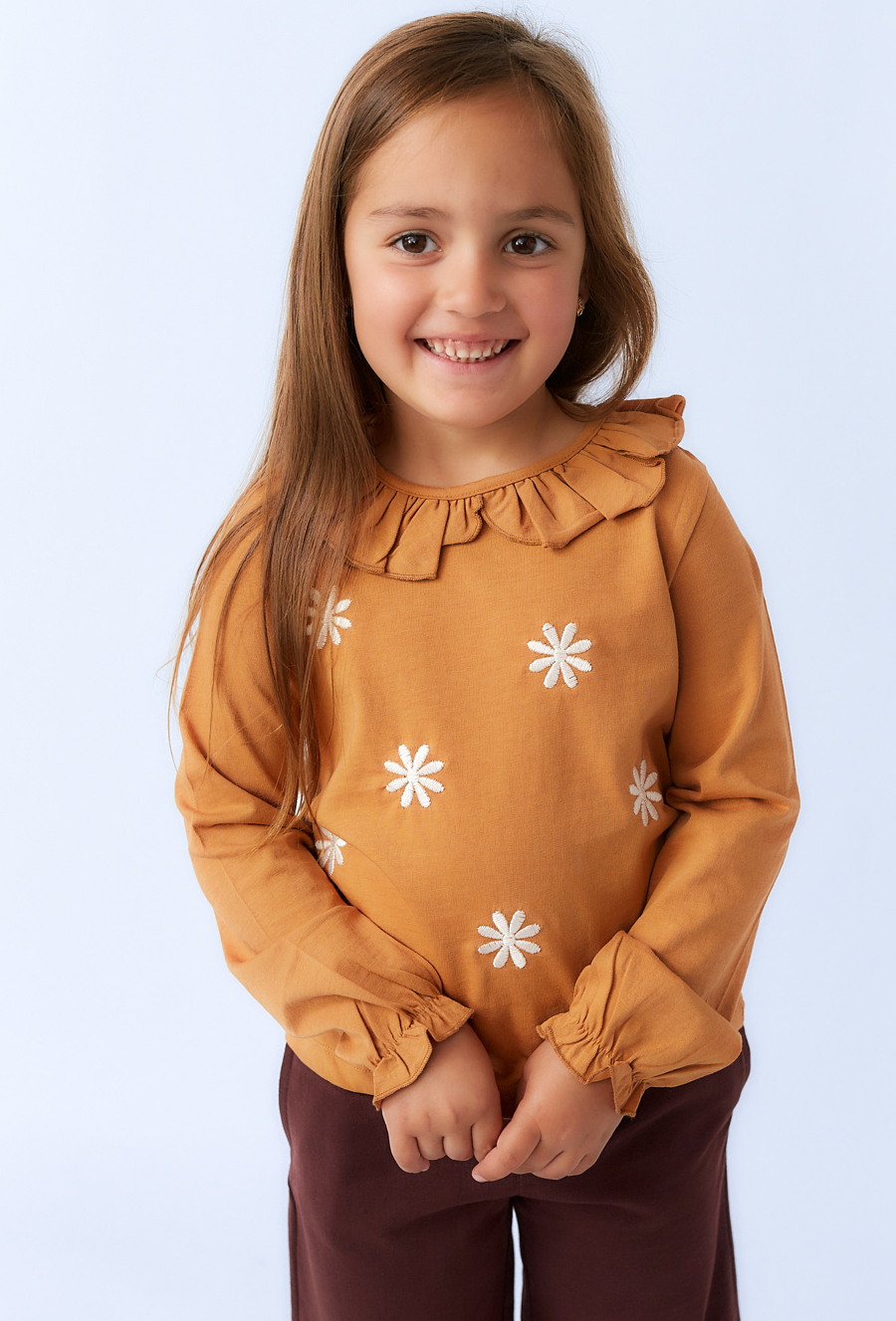 Bluzka dziewczęca z falbanką i haftowanymi kwiatami