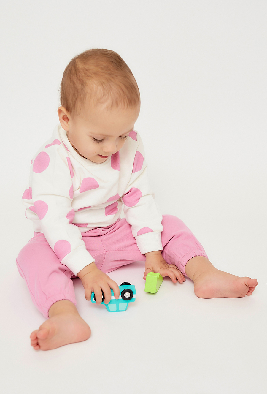 Bluza dresowa dla niemowlaka - biała w różowe grochy - 510.15.