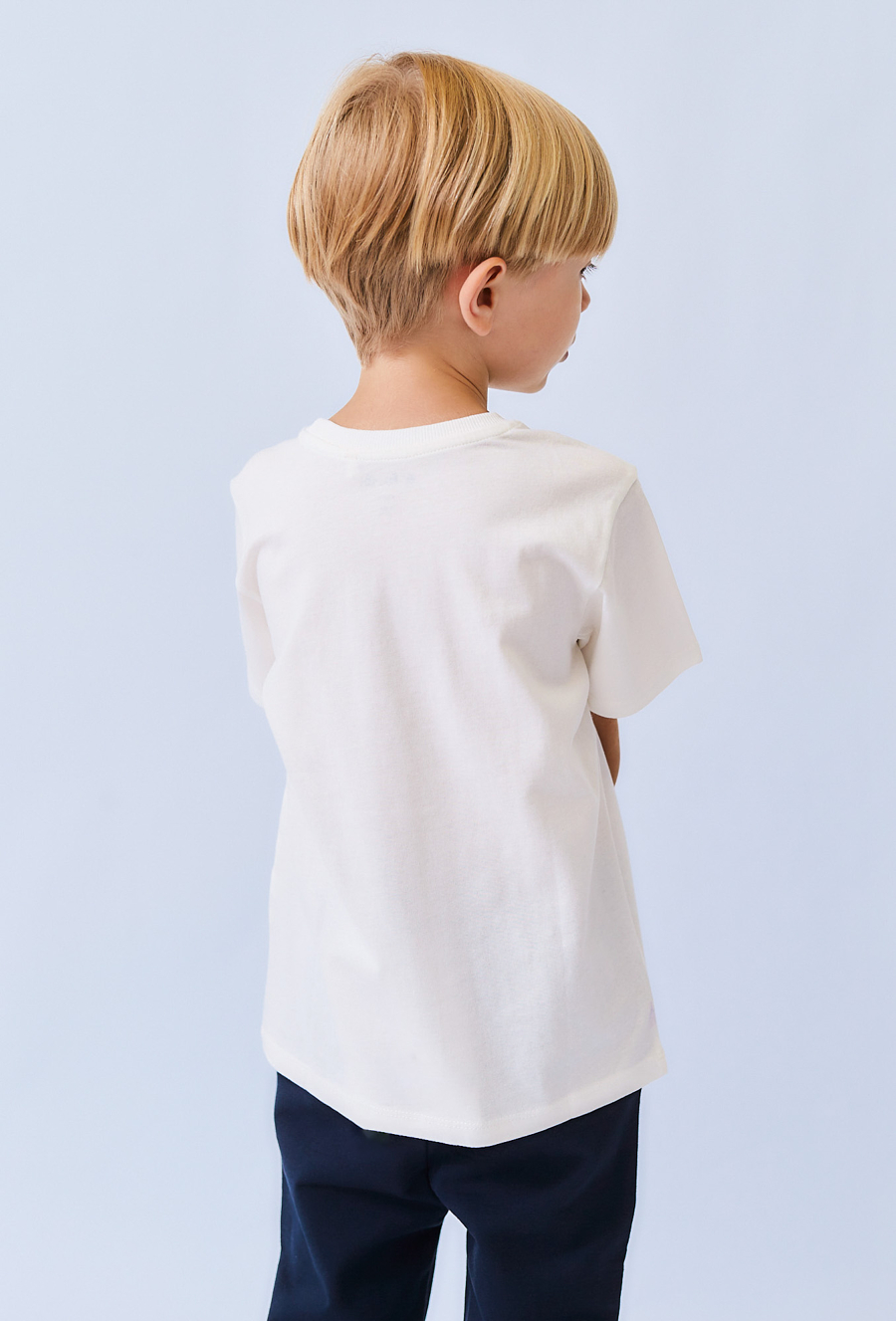 Biała koszulka chłopięca z nadrukiem pieska i napisem.