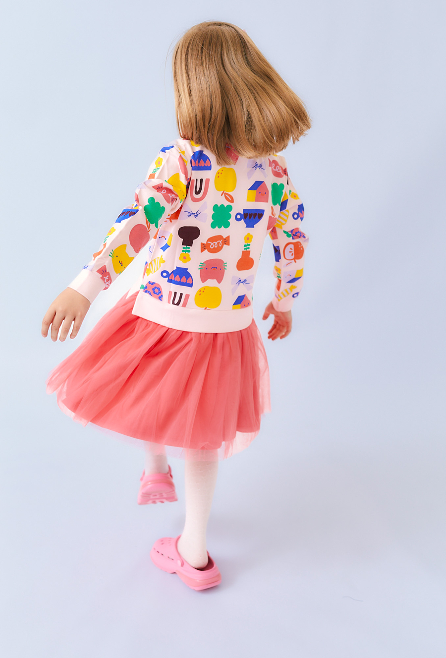 Sukienka dziewczęca z tiulowym dołem i kolorowym nadrukiem