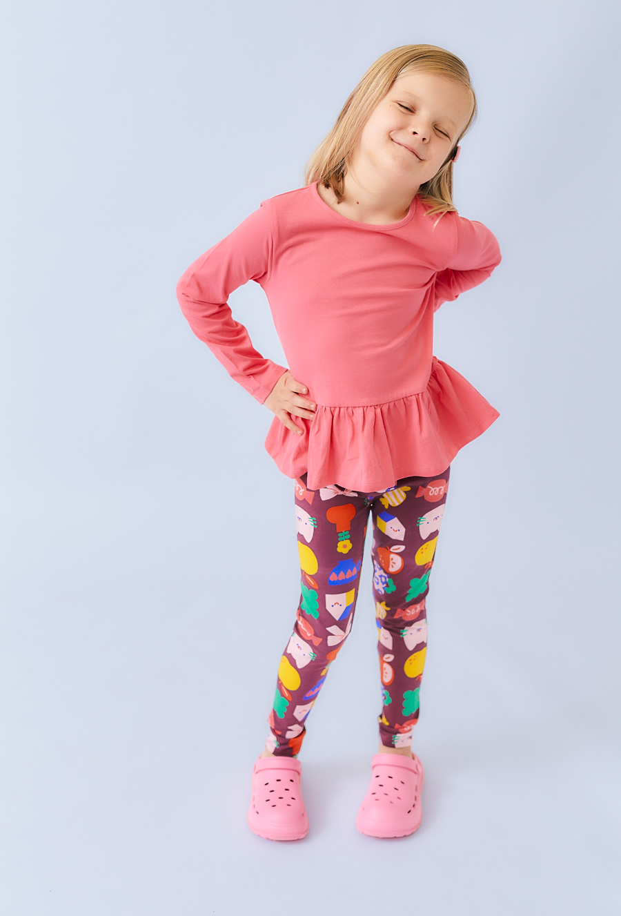 Brązowe legginsy dziewczęce z kolorowym nadrukiem