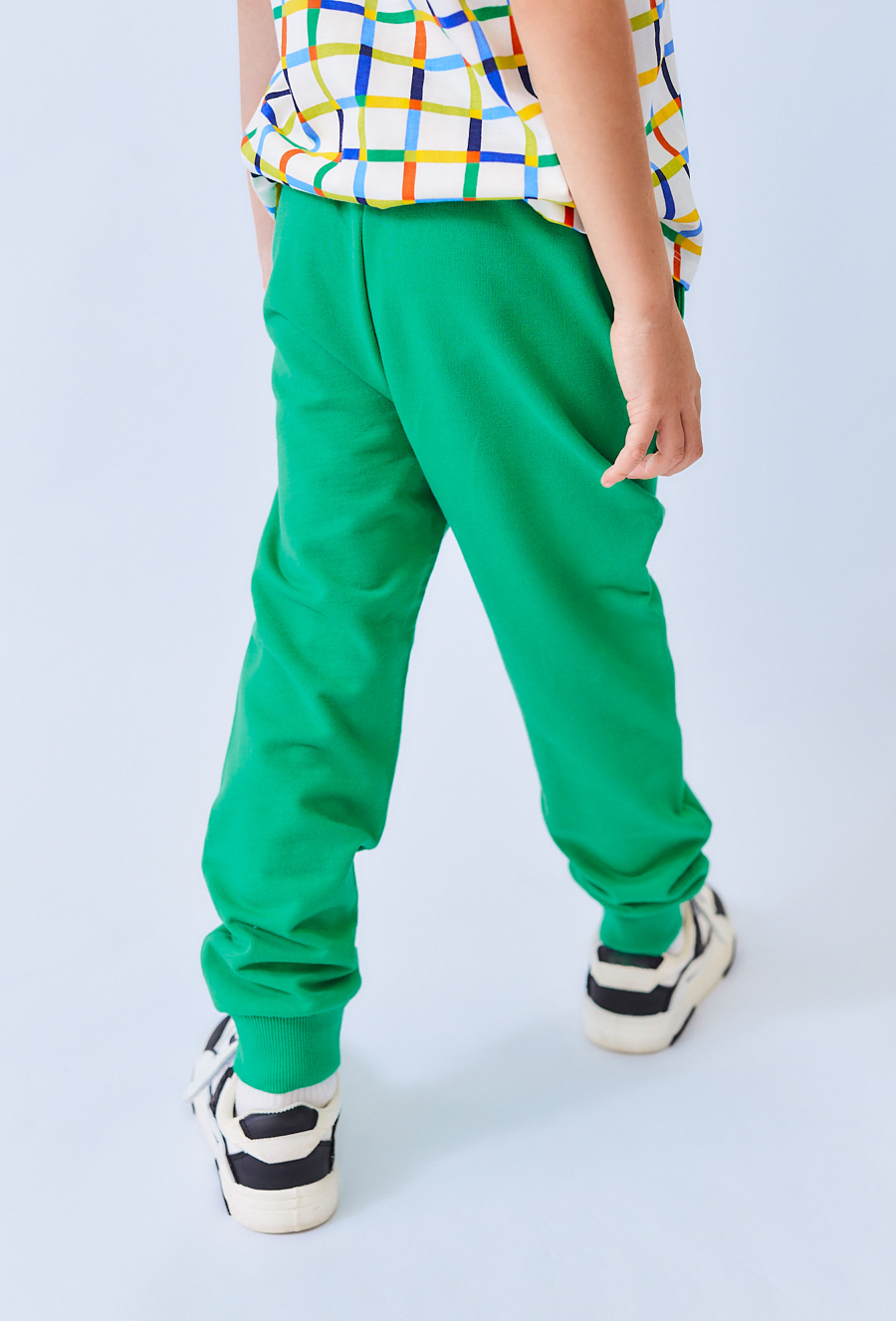 Zielone spodnie dresowe chłopięce – wzmocnione kolana.