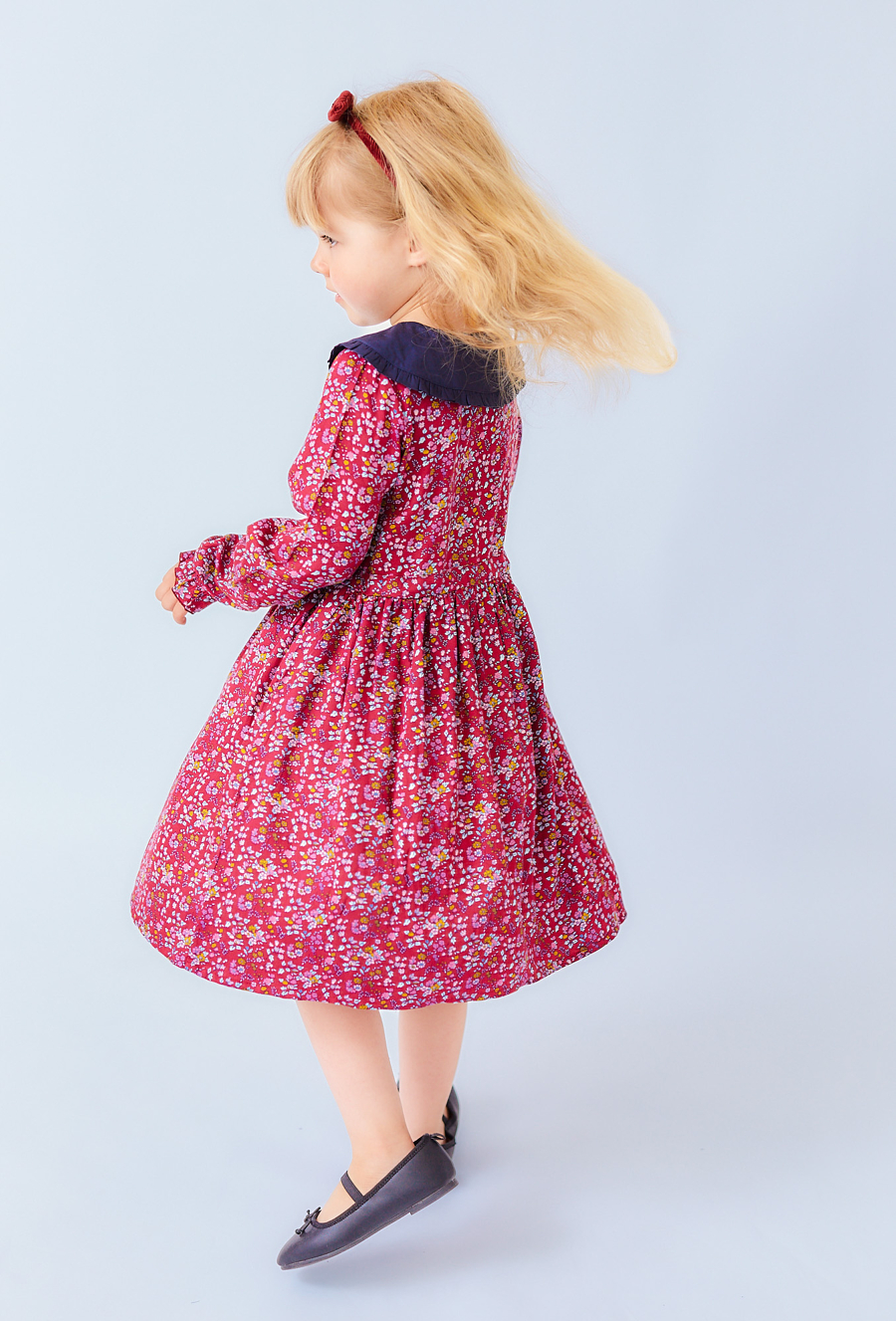 Czerwona sukienka w kwiaty z granatowym kołnierzykiem