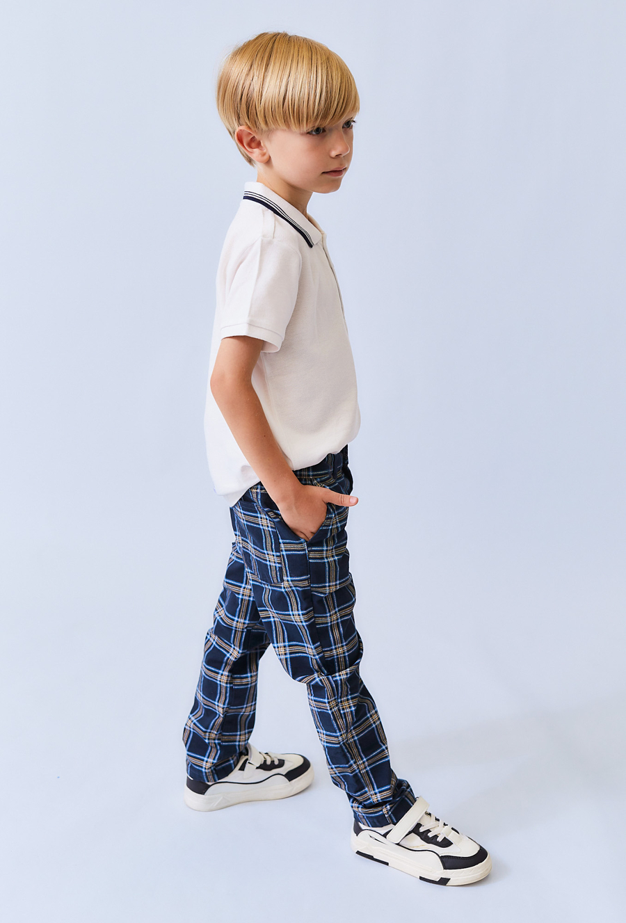 Granatowe chłopięce spodnie w atkę