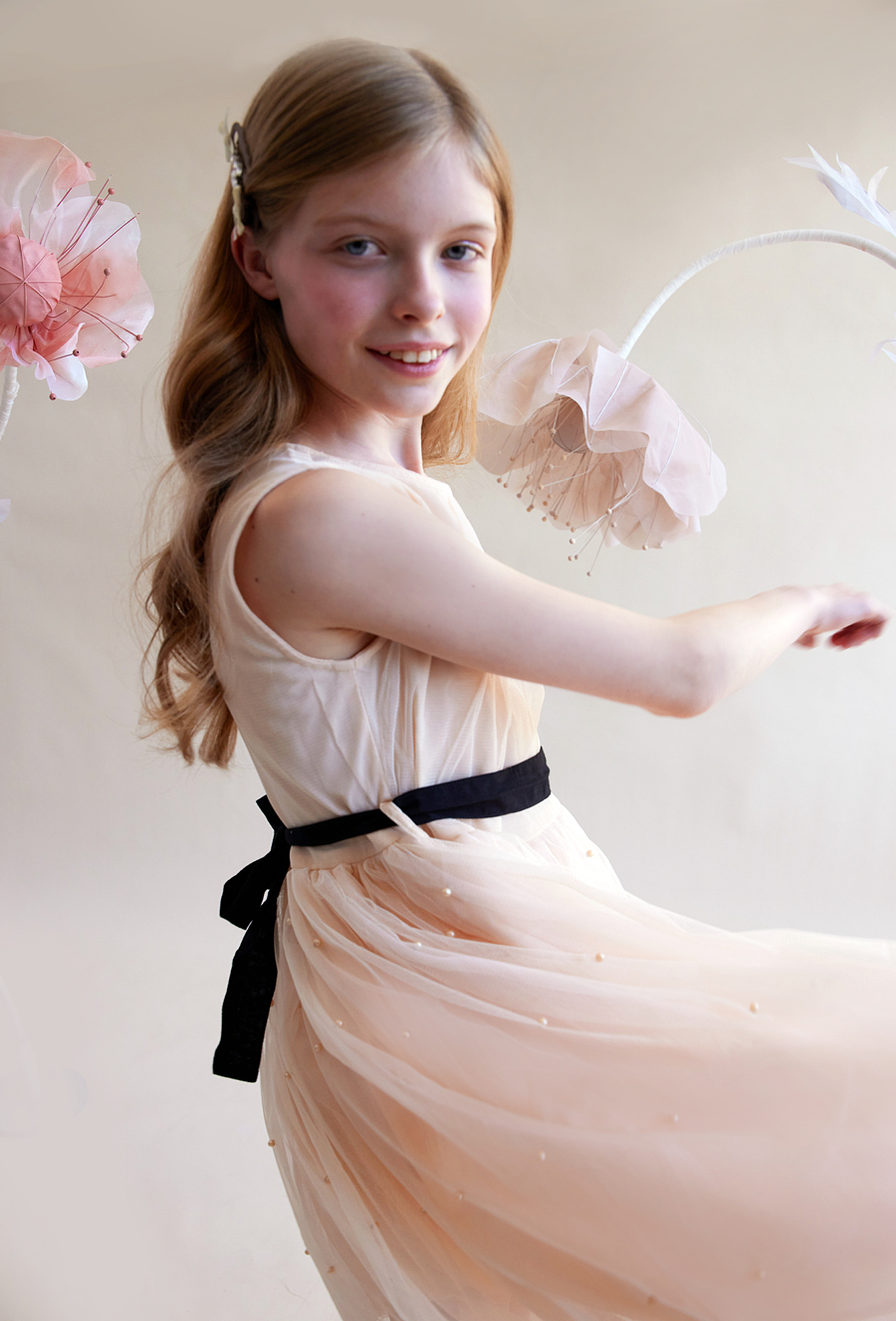 Elegancka sukienka tiulowa z perełkami dla dziewczynki