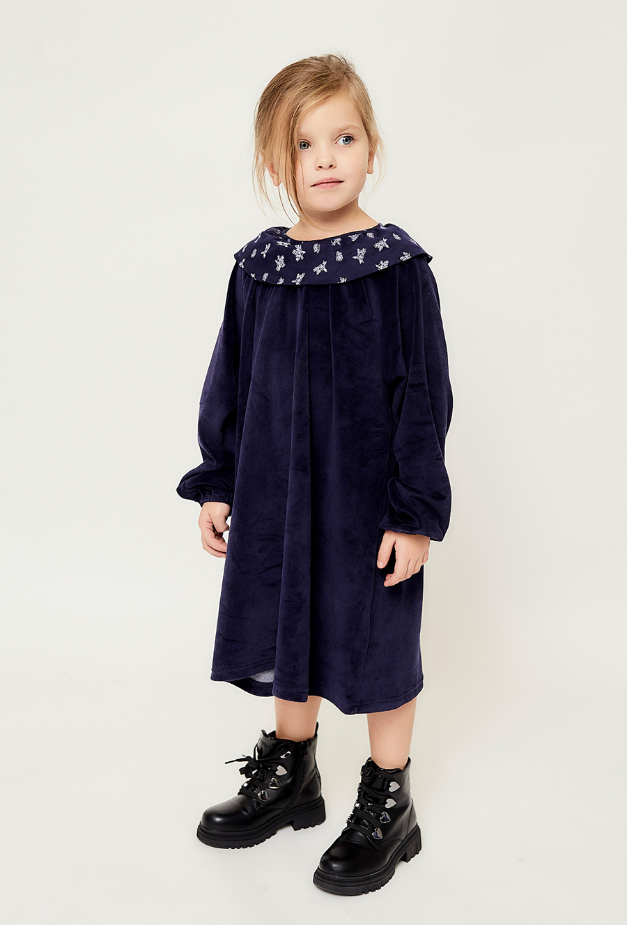 Welurowa sukienka z kołnierzykiem