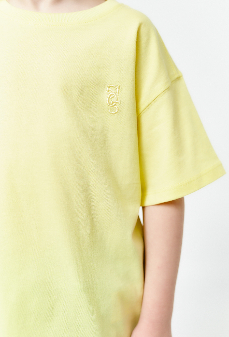 Żółty t-shirt dziecięcy z haftem