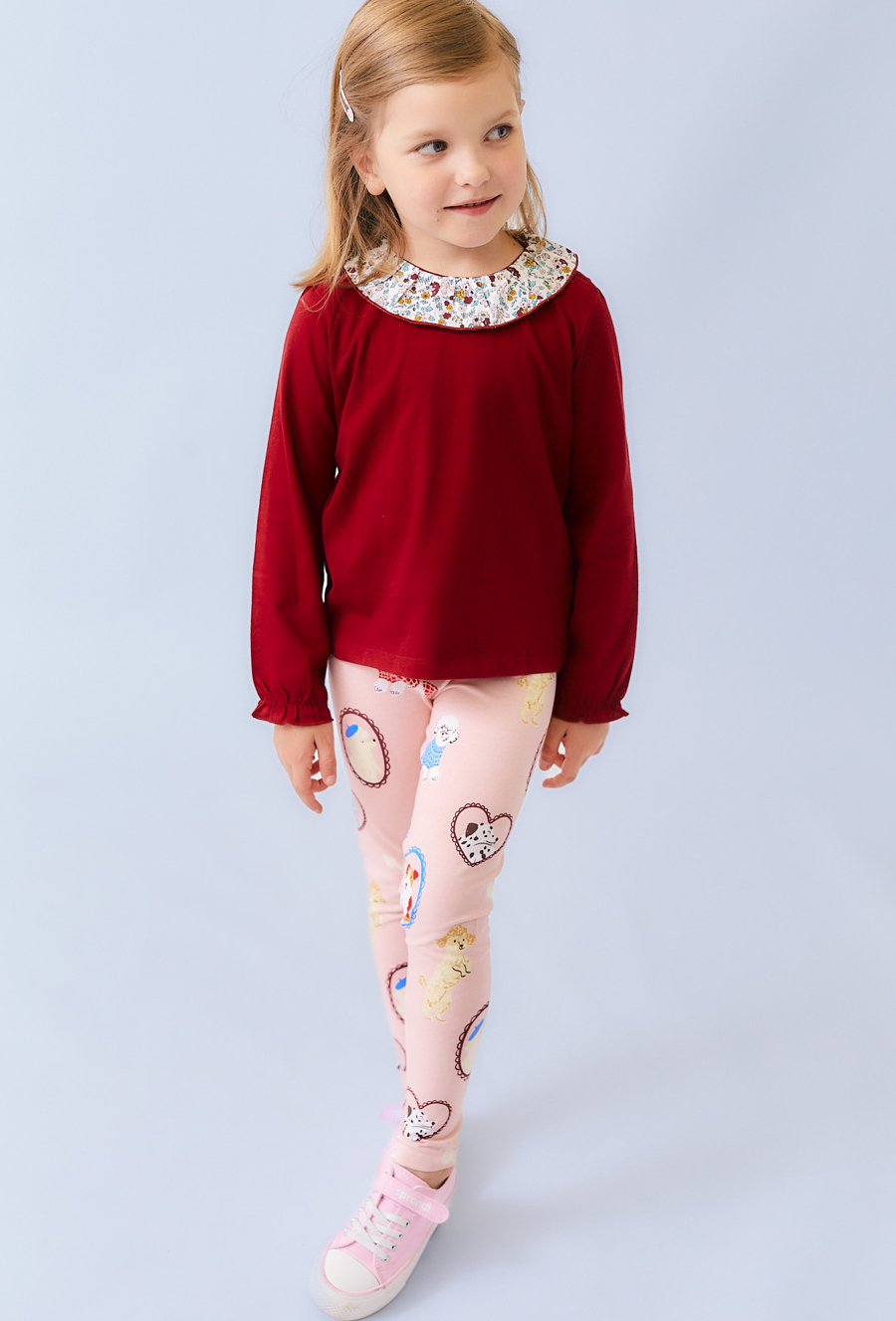 Czerwona bluzka z kwiatowym kołnierzykiem