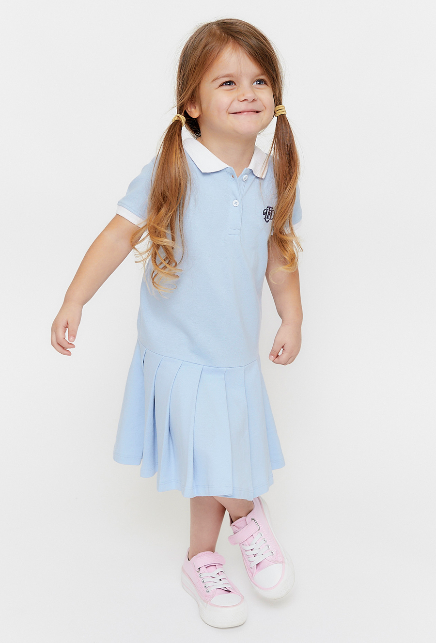 Niebieska dzianinowa sukienka z plisowanym dołem