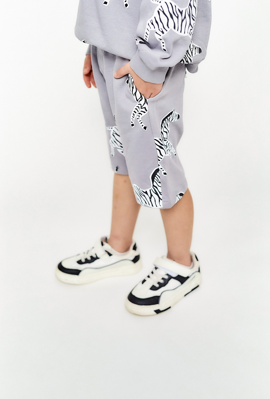 Spodenki na lato -szare w zebry