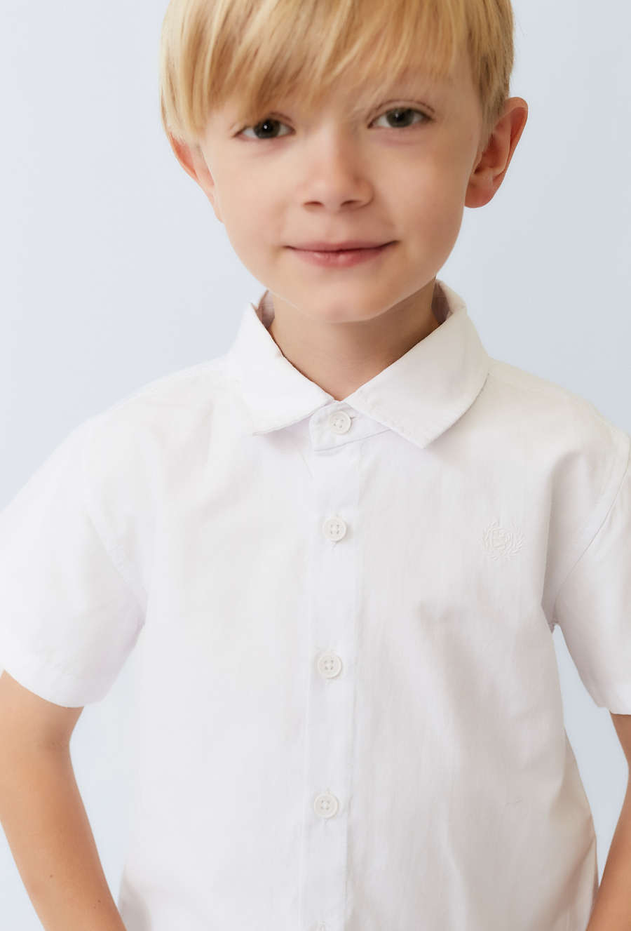 Biała koszula chłopięca z ótkim rękawem i haftem