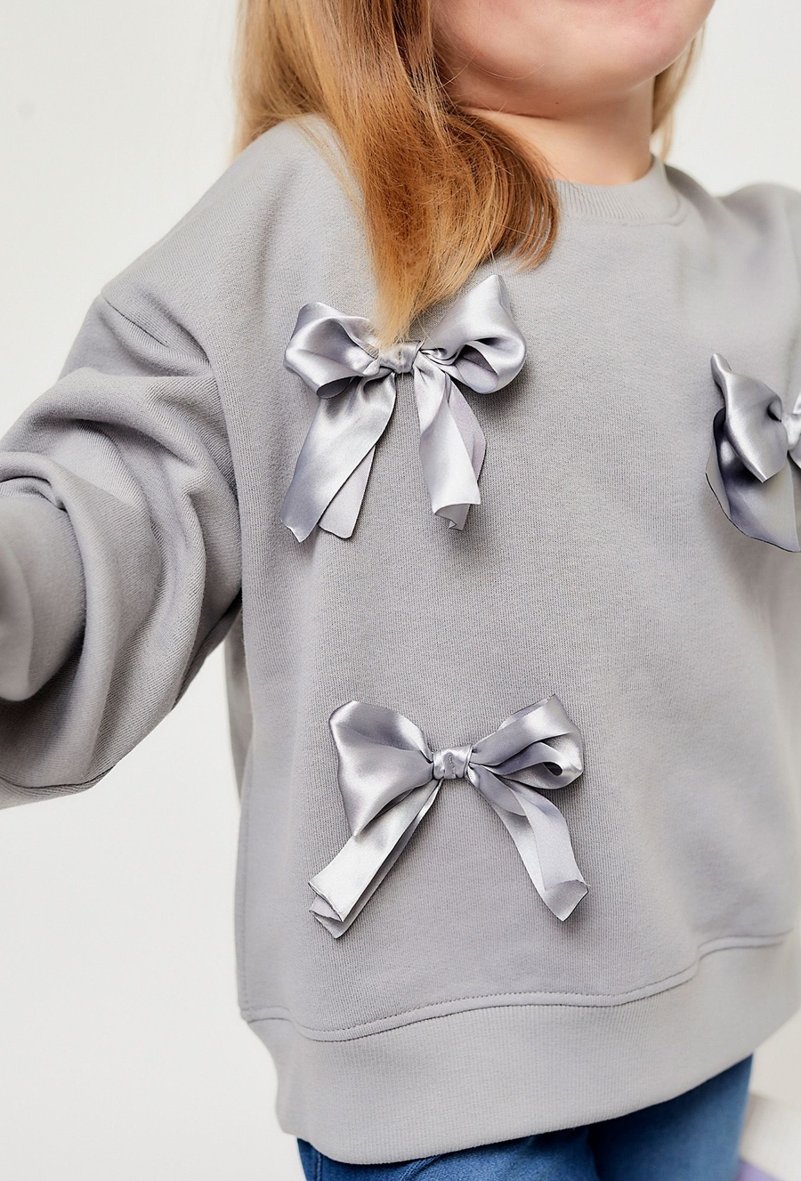 Szara bluza dresowa dla dziewczynki ozdobiona kokardami