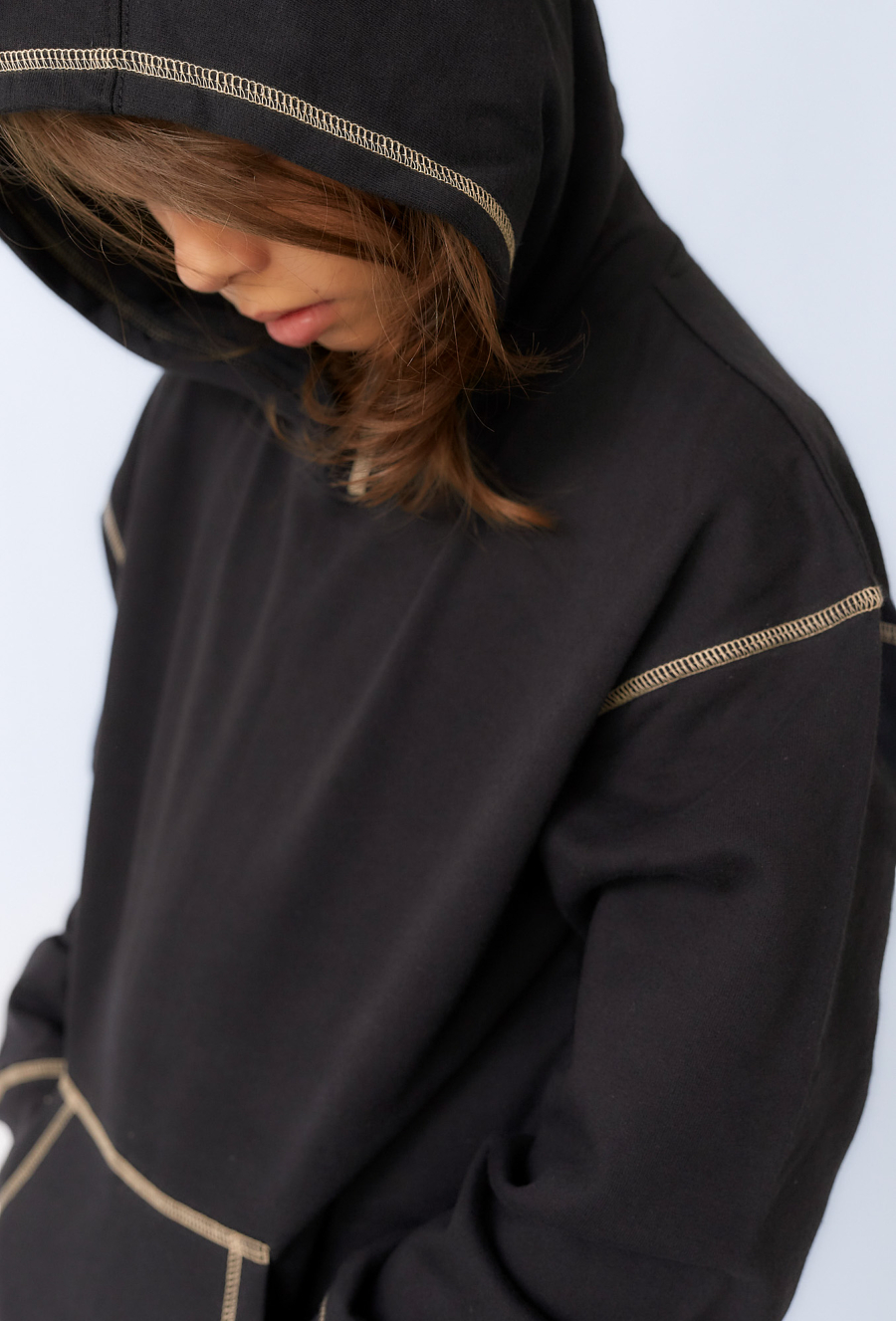 Bluza chłopięca czarna z kapturem i ozdobnymi przeszyciami