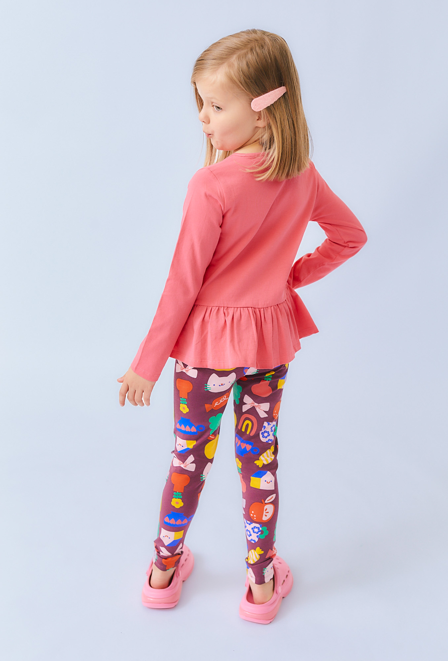 Brązowe legginsy dziewczęce z kolorowym nadrukiem