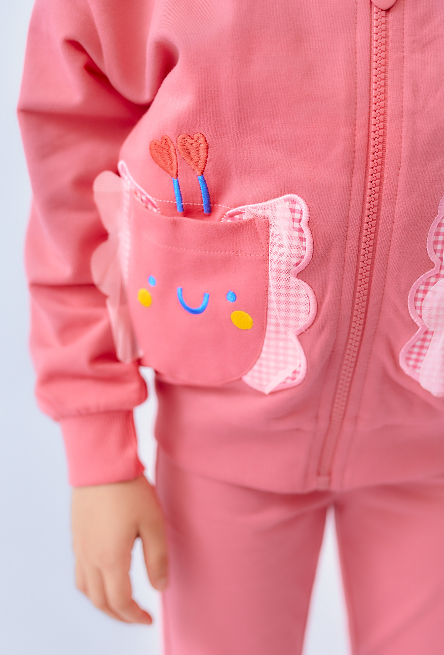 Różowa bluza dziewczęca z kapturem i aplikacjami na kieszeniach